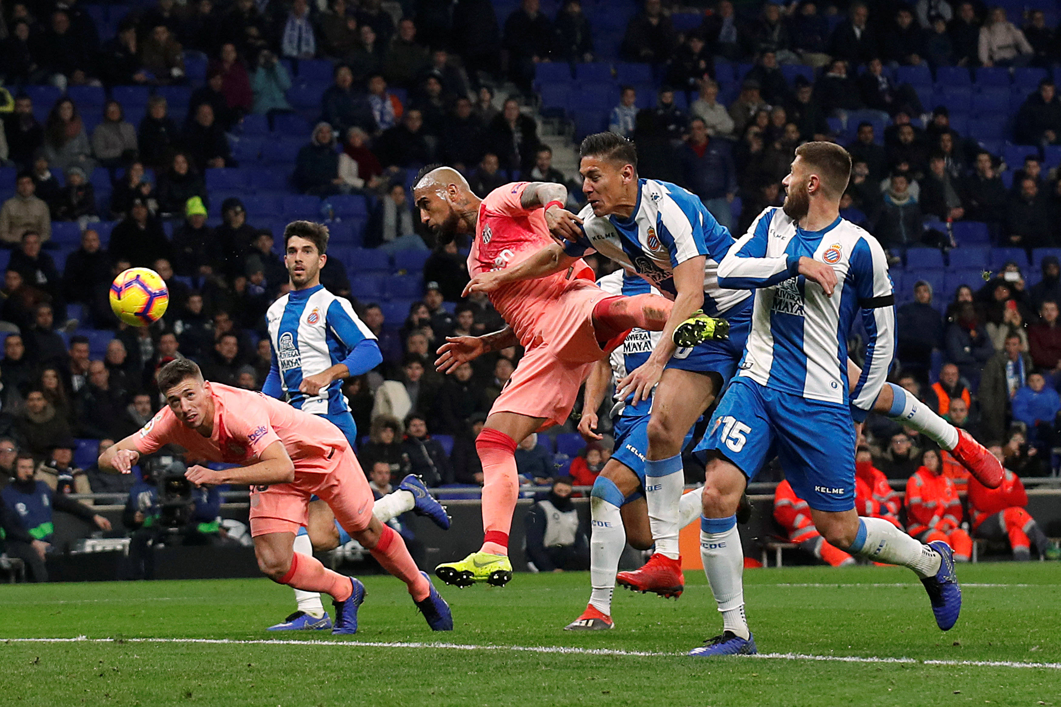 包含巴塞罗那客场胜利，轻松挺进下一轮的词条